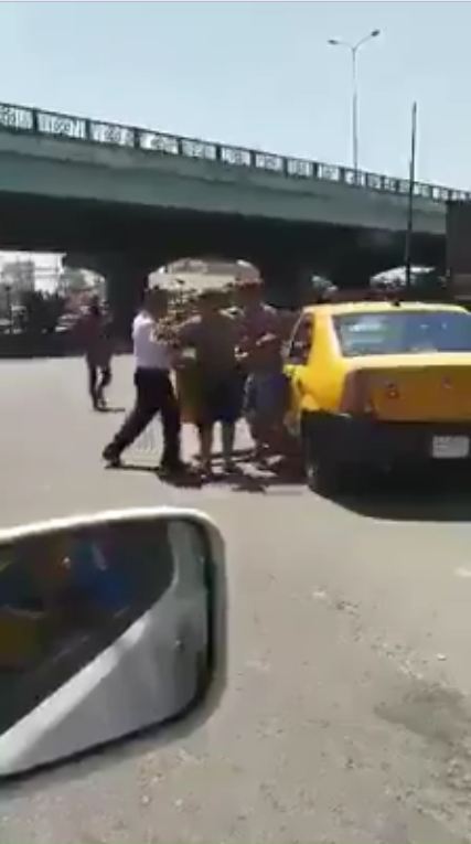 “مصائب قوم عند قوم فوائد”.. محاولة سرقة سيارة اجرة اثناء شجار صاحبها مع رجل مرور في منطقة العلاوي!!! “فيديو”