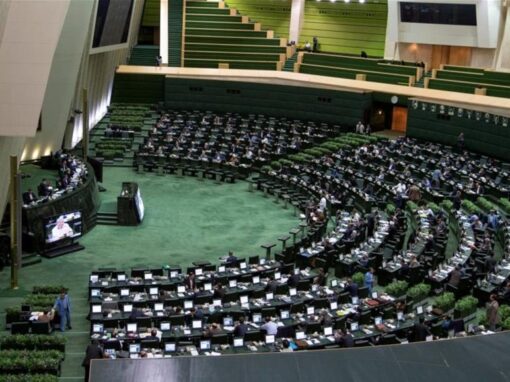 نائب يغادر جلسة البرلمان الإيراني وأنباء عن إصابته بكورونا